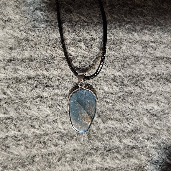 NWOT labradorite gemstone/crystal skull, silver plate, black cord, new - Picture 4 of 4